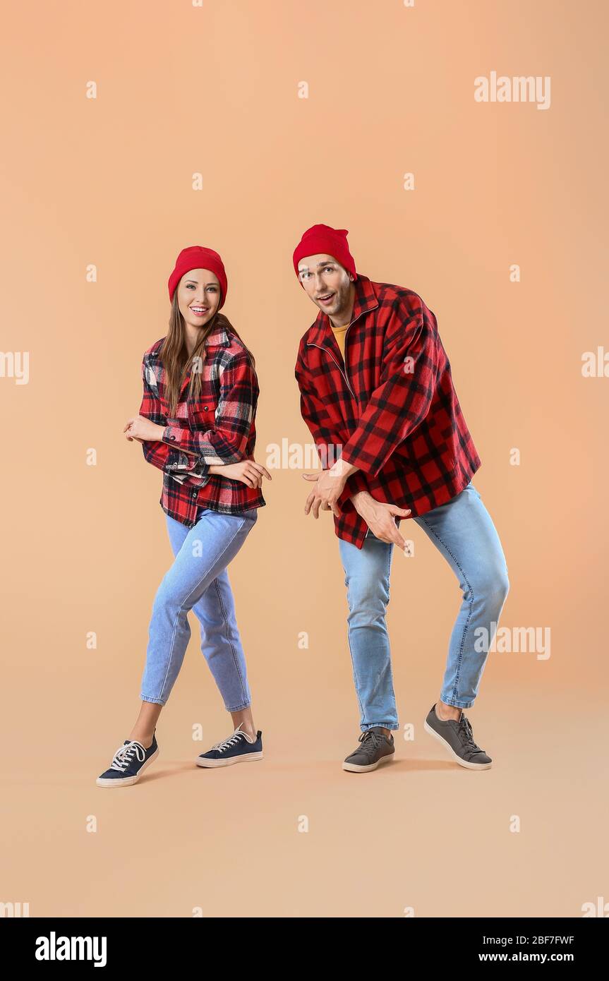 Fröhliches Paar tanzen vor farbigen Hintergrund Stockfoto