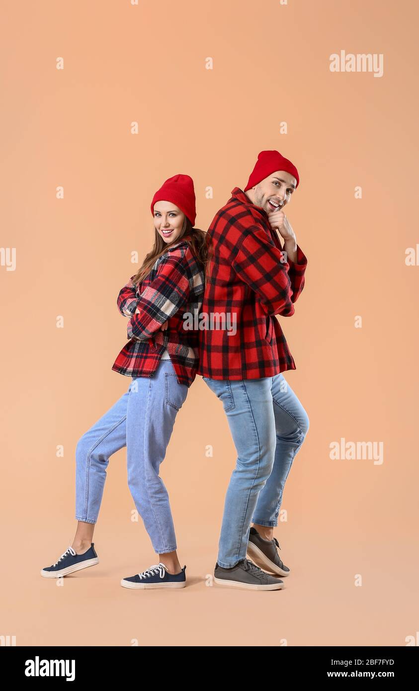 Glückliches junges Paar vor farbigen Hintergrund Stockfoto
