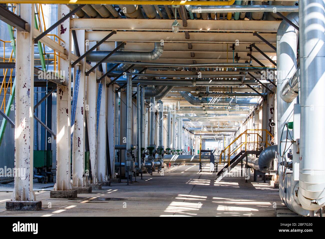 Petrochemische Anlage. Ölraffinerie-Werk. Blick auf Rohrleitungen an einem sonnigen Tag. Abstrakter industrieller Hintergrund. Zhanazhol Öllagerstätte, Kasachstan. Stockfoto