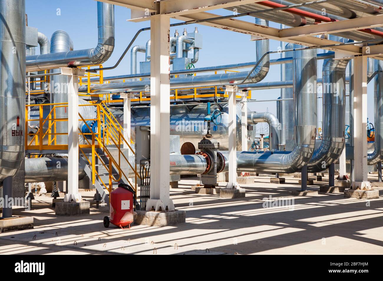 Petrochemische Anlage. Ölraffinerie-Anlage. Abstrakte Ansicht von Röhren und Ventilarmatur und Rohrleitungen an sonnigen Tagen. Stockfoto