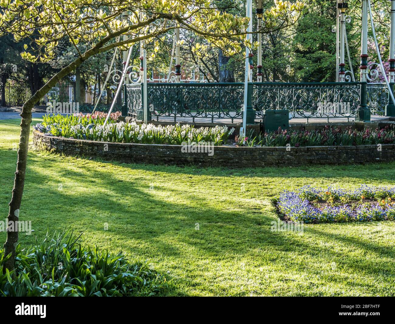 Teil des viktorianischen Musikpavillon und Federbettwäsche in einem öffentlichen Park in Großbritannien. Stockfoto