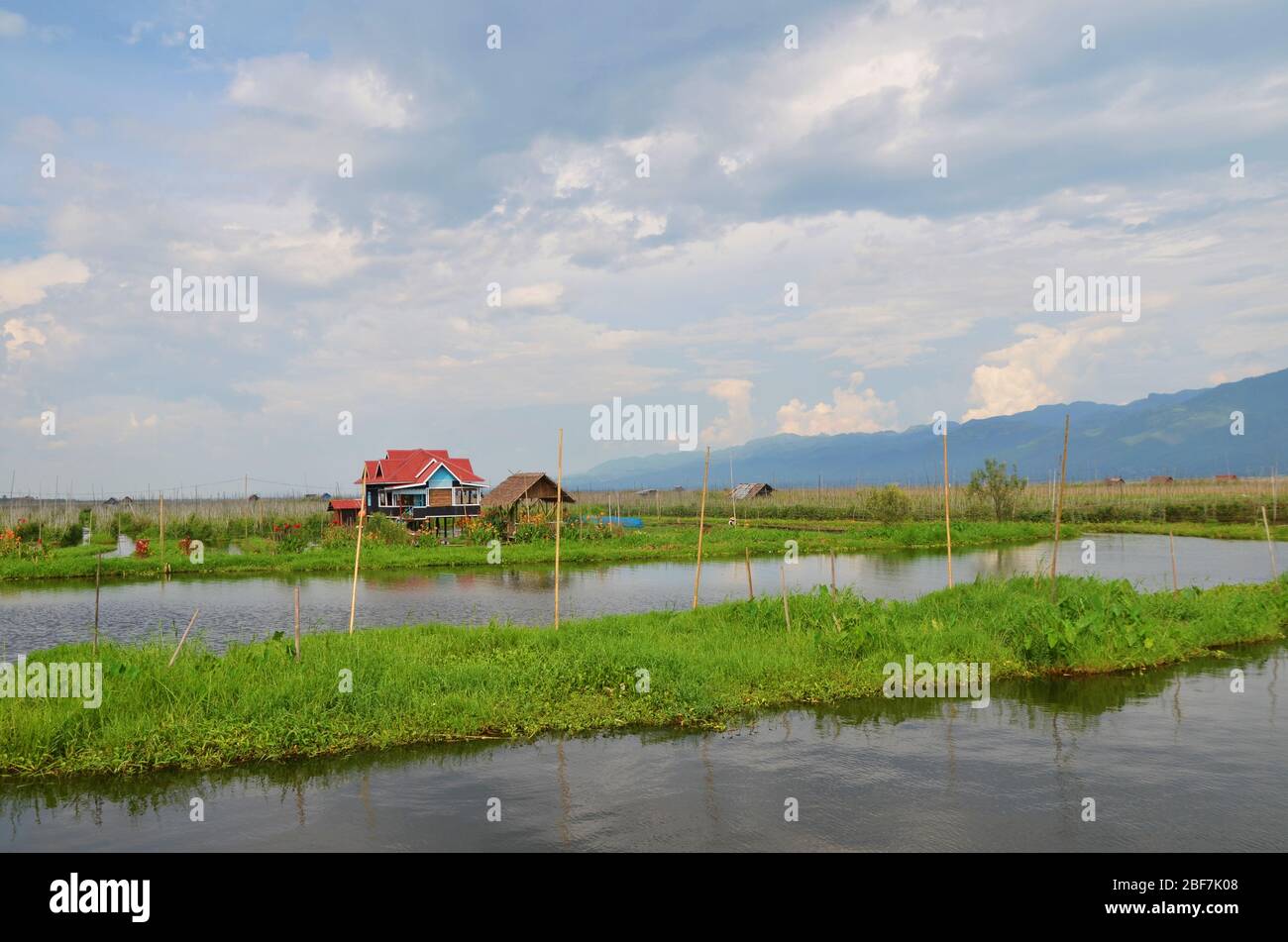 Traditionelles Stelzenhaus in den schwimmenden Gärten am Inle Lake, Myanmar Stockfoto