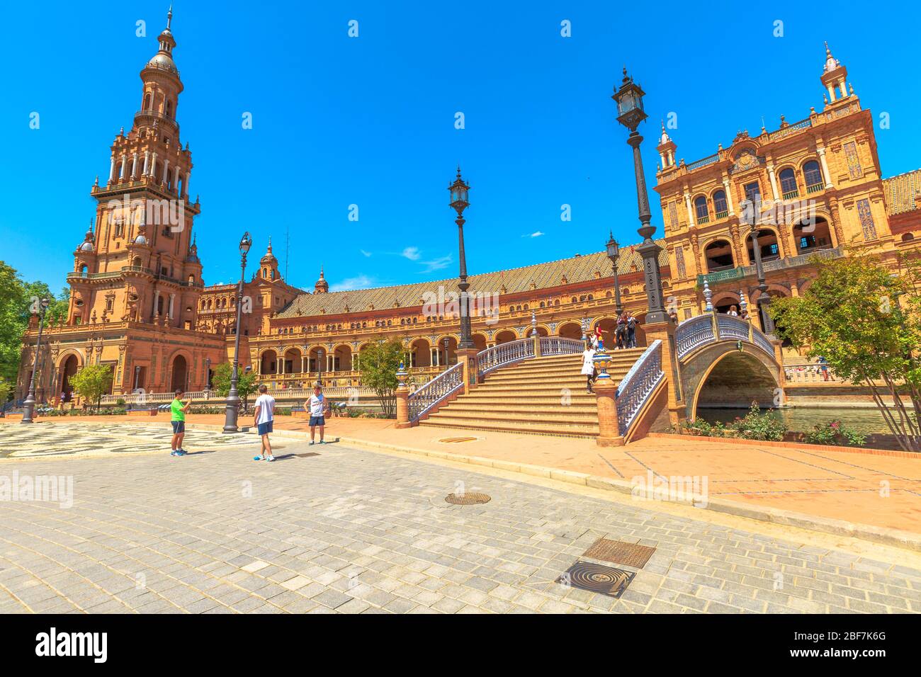 Sevilla, Andalusien, Spanien - 18. April 2016: Leon-Brücke mit Treppe zum Nordturm und Renaissance-Zentralgebäude mit Säulen und Bögen Stockfoto