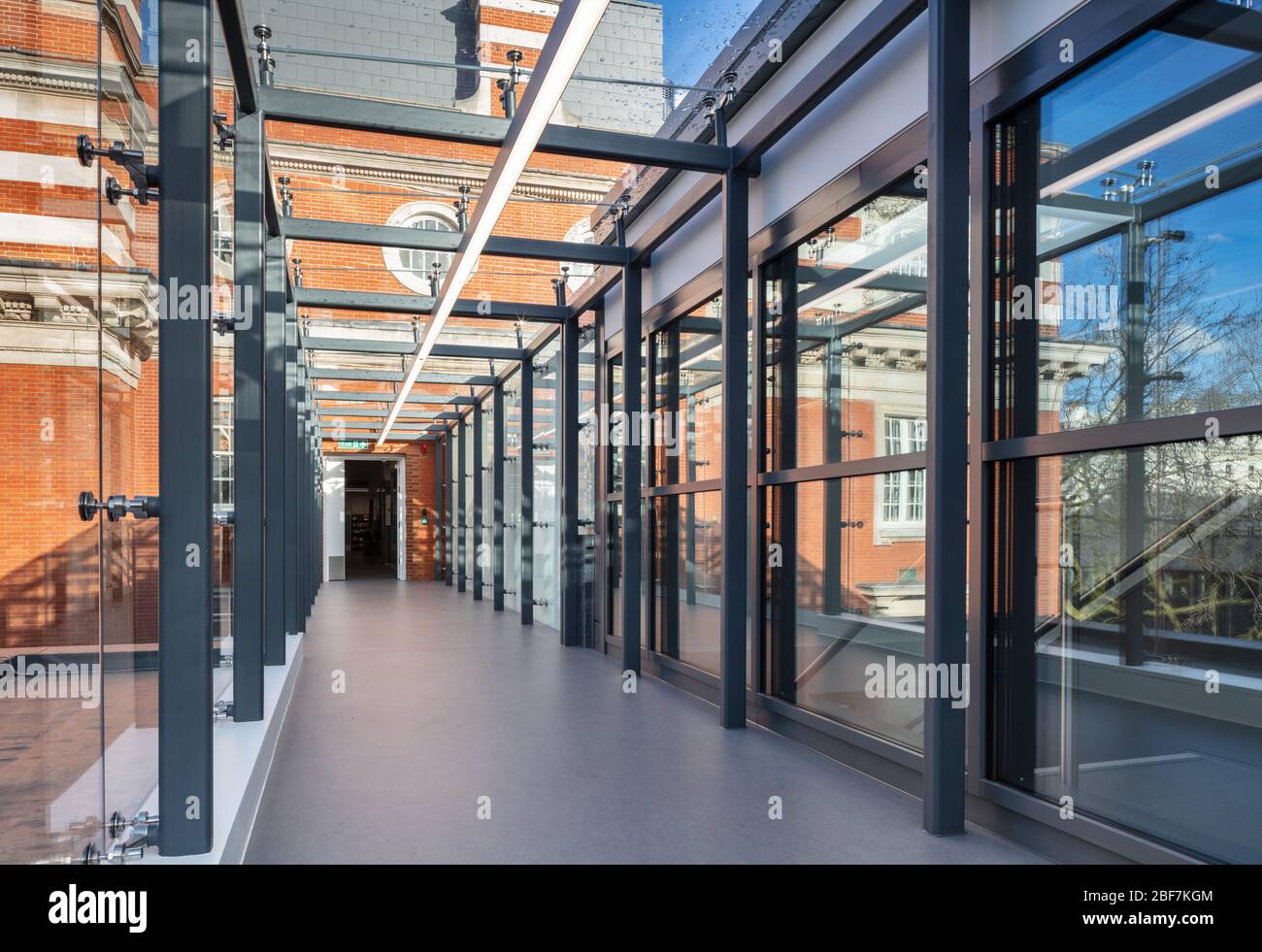 Glasbrücke an der Dyson School of Design Engineering, Imperial College London. Stockfoto