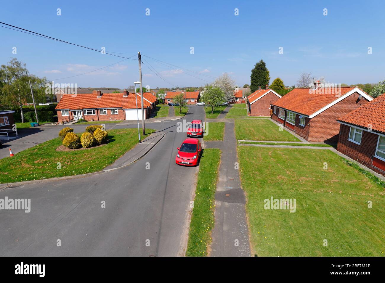 Rentner Häuser auf der Kirche schließen in Shillington Stockfoto