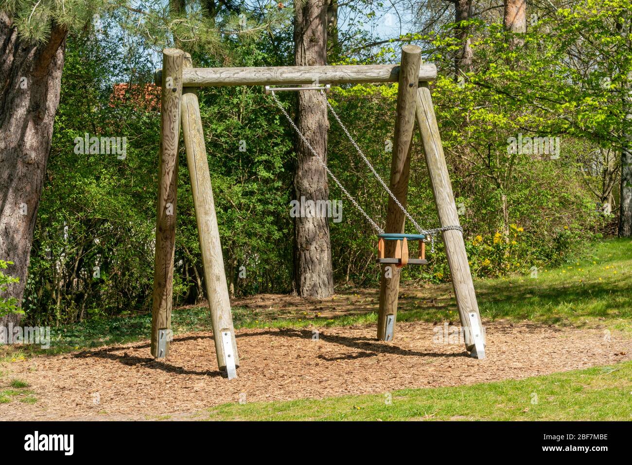 Britzer Garten, Berlin, Deutschland - 16. april 2020: Aufgrund der Corona-Krise gesperrt Einzelschaukel für eine Person Stockfoto