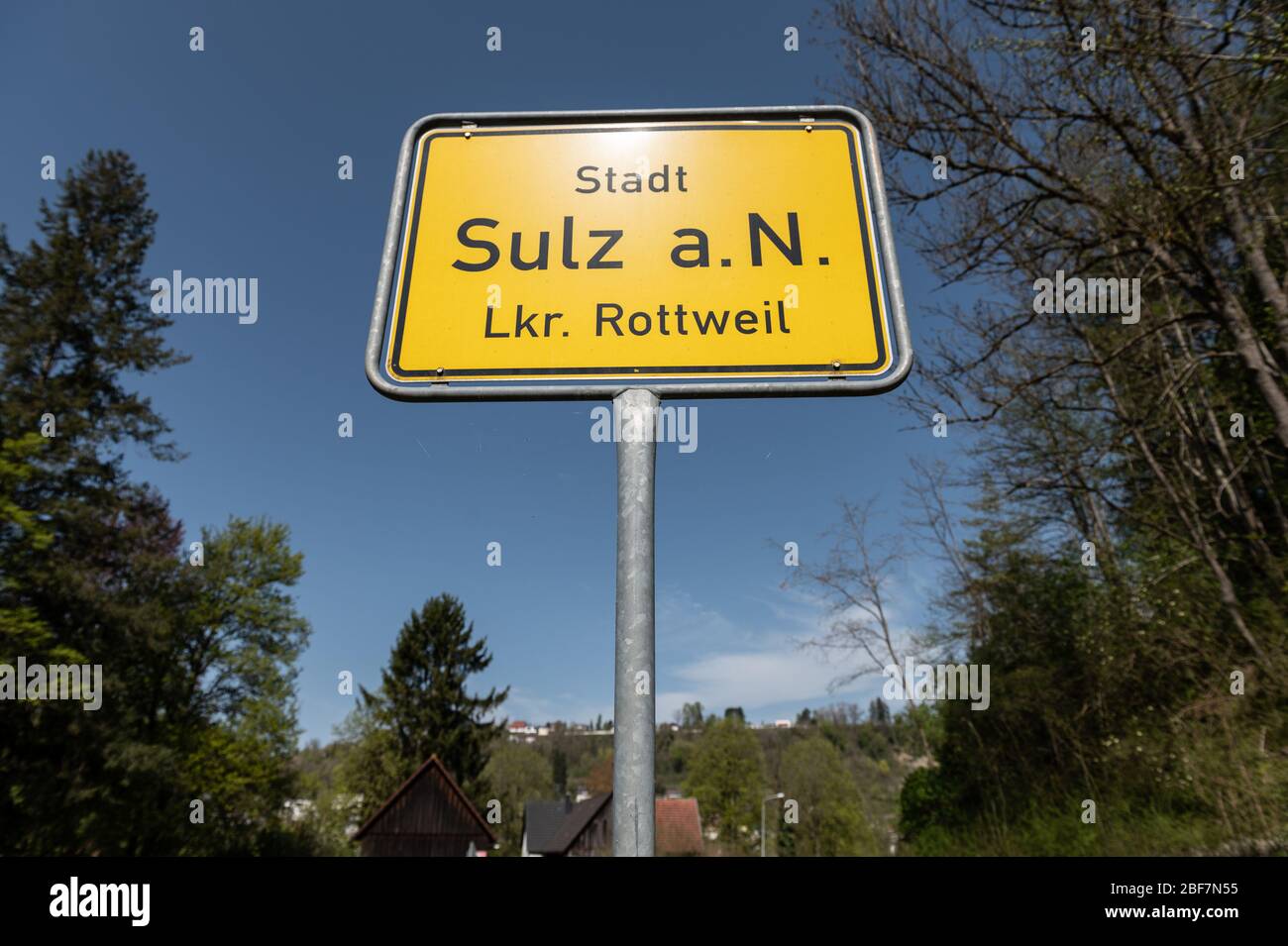 17. April 2020, Baden-Württemberg, Sulz am Neckar: Ortsnamenszeichen von Sulz am Neckar am Ortseingang. Aufgrund der erhöhten Koronazahlen in Sulz am Neckar (Landkreis Rottweil) sind dort seit 17.04.2020 Masken vorgeschrieben. Foto: Silas Stein/dpa Stockfoto