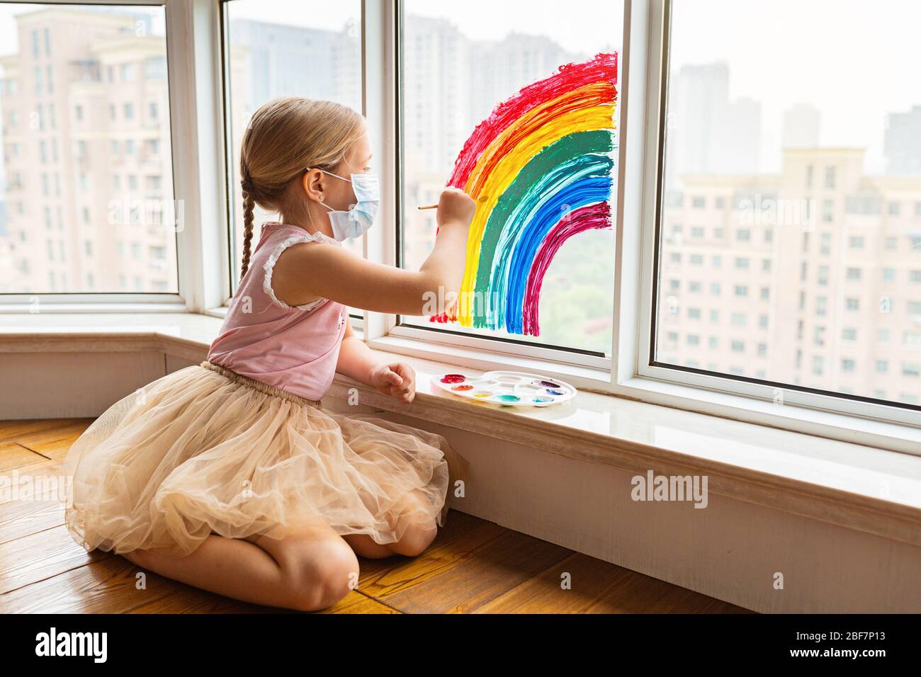 Kinder malen Regenbogen während Covid19 Quarantäne zu