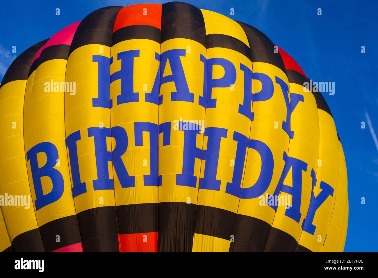 Heißluftballon Nahaufnahme mit Happy Birthday Schreiben Stockfoto