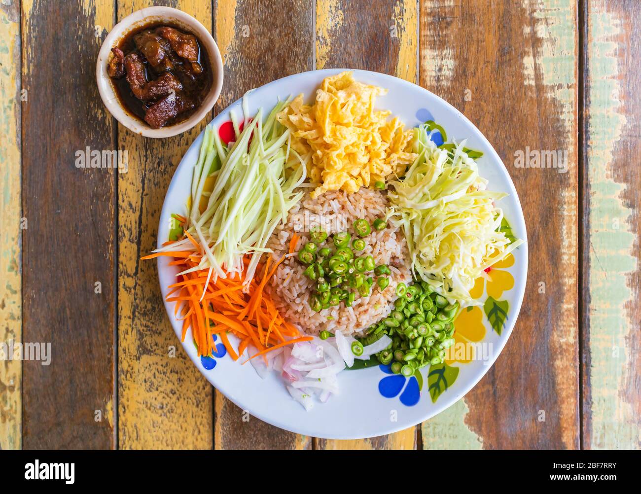 Reis mit Garnelenpaste gewürzt Servieren Sie mit Gemüse, Ei in Scheiben und würzigen Zutaten, Thai-Food-Stil Stockfoto