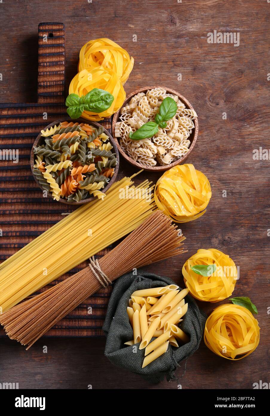 Auswahl an natürlichen Bio-Pasta auf einem Holzhintergrund Stockfoto