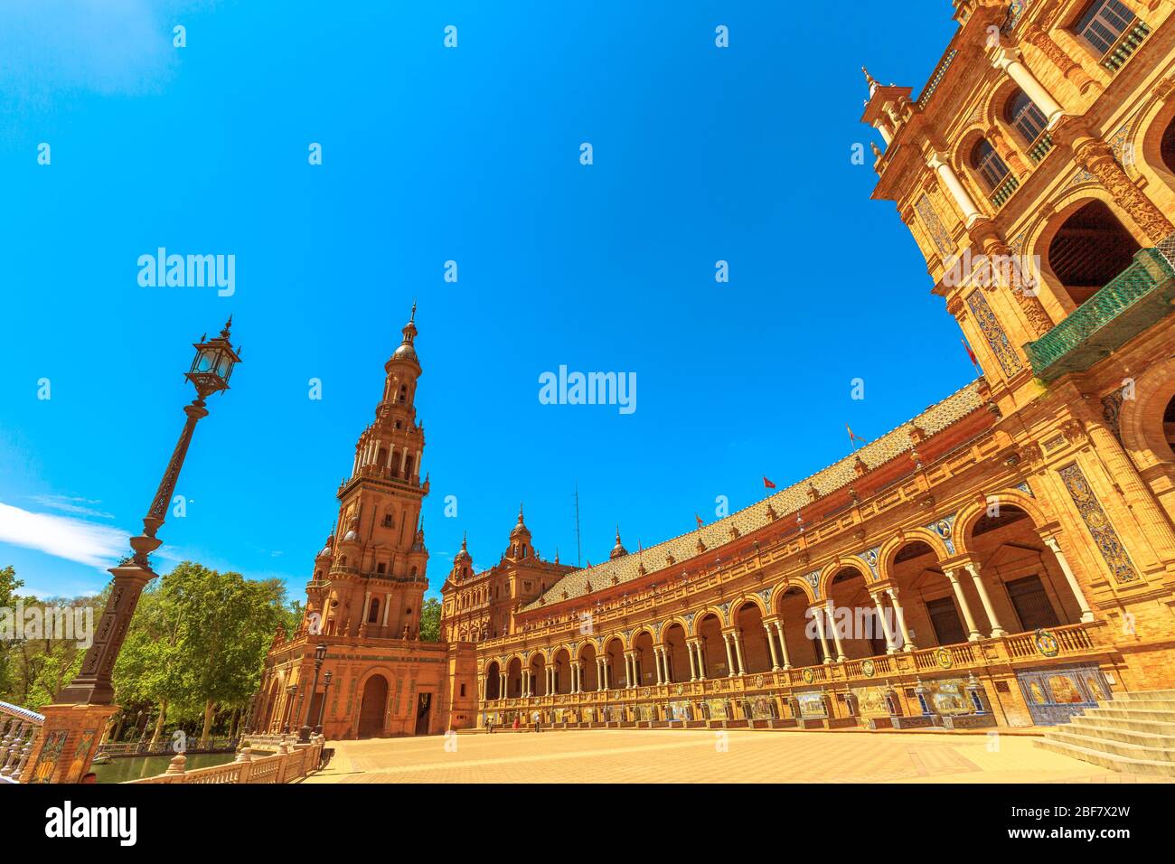 Nordturm und Renaissance-Zentralgebäude mit Säulen und Bögen in der halbrunden Plaza de Espana in Sevilla. Spanien Platz in einem sonnigen Tag mit Stockfoto