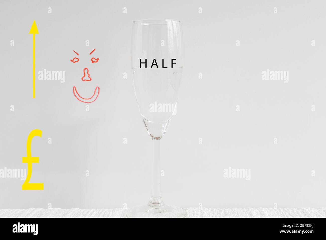 Ein Weinglas, halb voll mit gezeichnetes glückliches Gesicht im Hintergrund Darstellung Konzept von Glas halb voll. Stockfoto