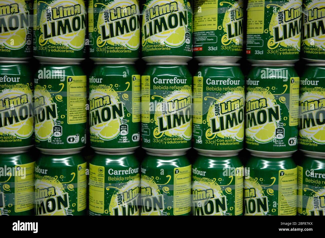 Dosen von Carrefour Soda, Zitrone Aroma Stockfoto