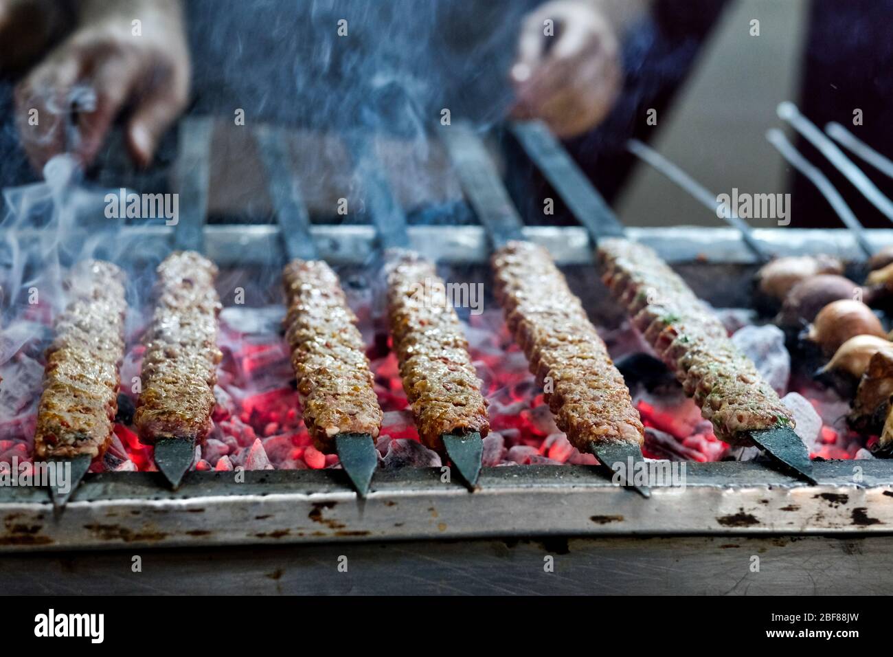 Kebab oder Kebap auf Metall Spieß Grill im Kebap Restaurant. Traditionelle  türkische Adana Kebab Stockfotografie - Alamy