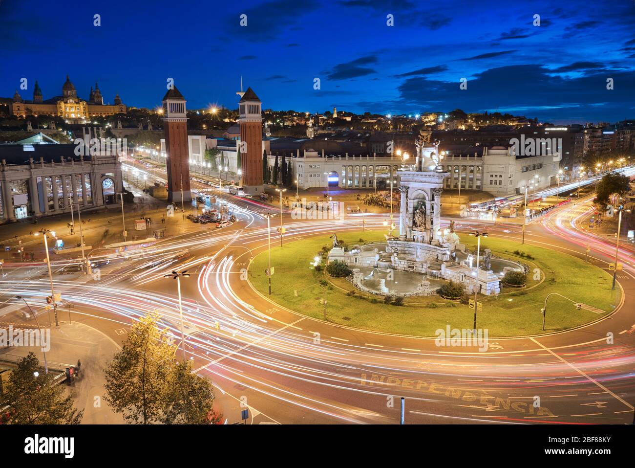 Lange Belichtung der plaza Espanha barcelona bei Nacht Stockfoto