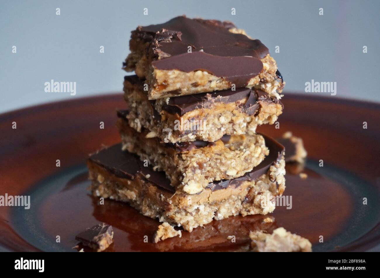 Hausgemachte gesunde Erdnuss Dessert auf braunen Ceramci-Platte geschnitten Stockfoto