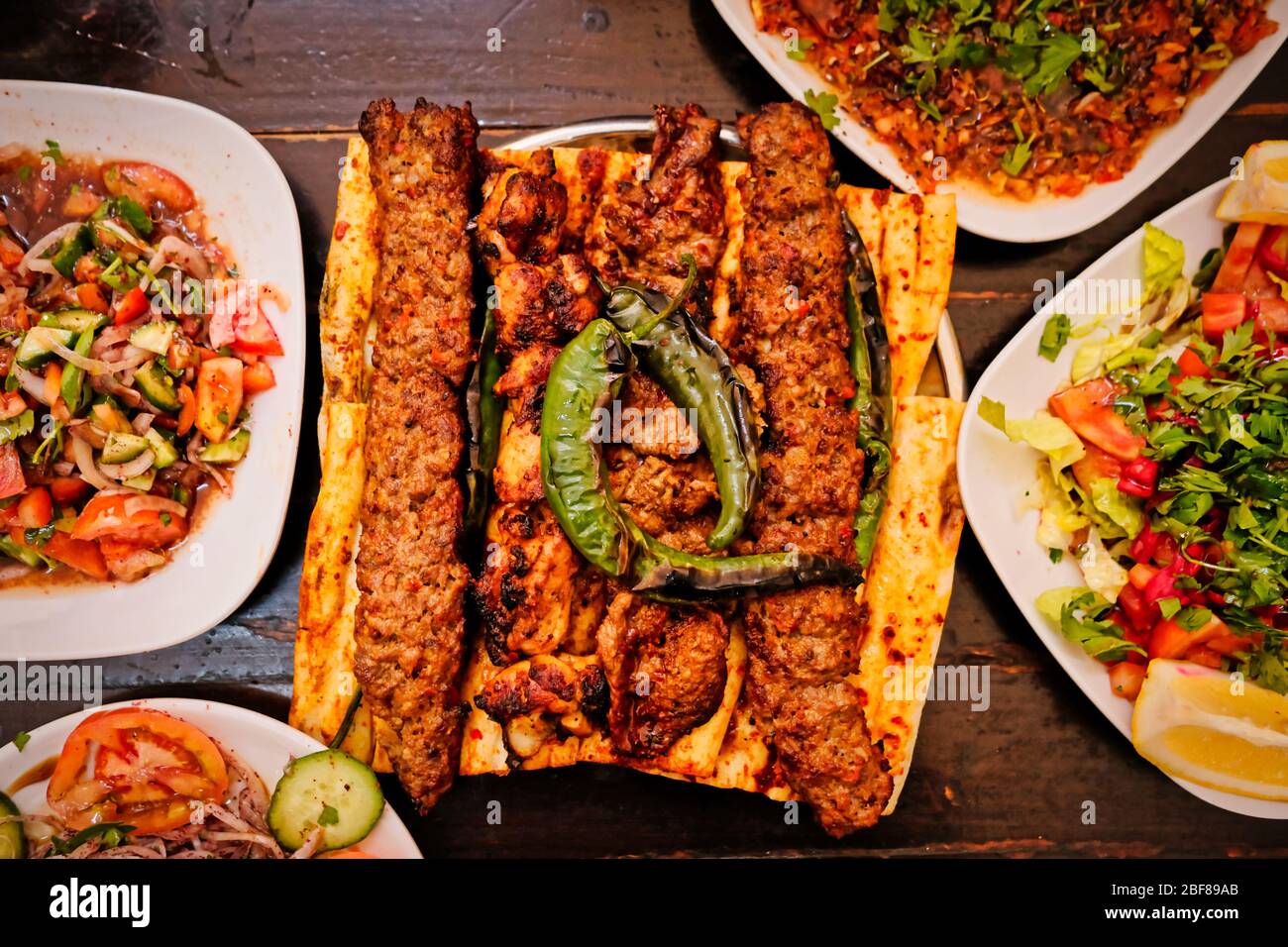 Adana Kebab Im Türkischen Stil. Traditionelle türkische Küche Adana Kebab auf Holztisch. Stockfoto