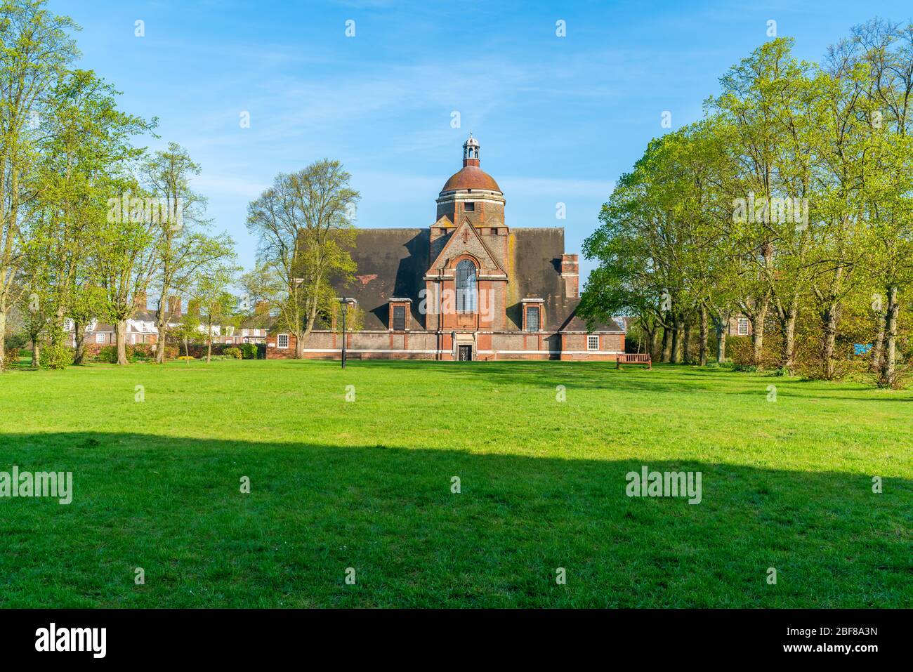 Old Brick Free Church im Hampstead Garden Vorort Square, London, Großbritannien Stockfoto