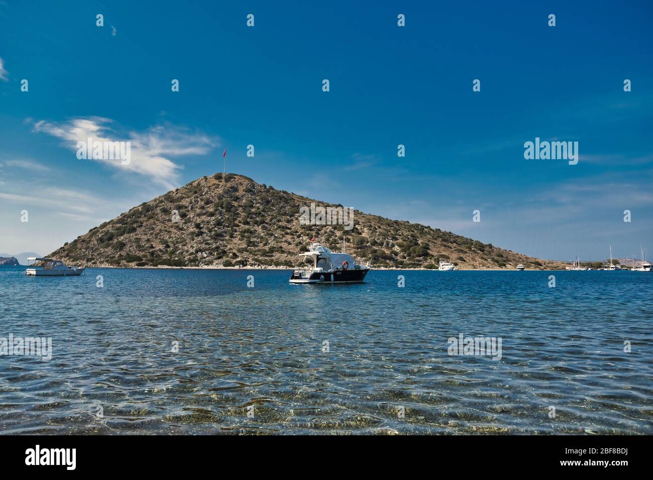 Restaurant und Bougainvillea Blumen am Strand in Gumusluk, Bodrum. Farbenfrohe Stühle, Tische und Blumen in der Stadt Bodrum in der Nähe der schönen ääischen See. Stockfoto