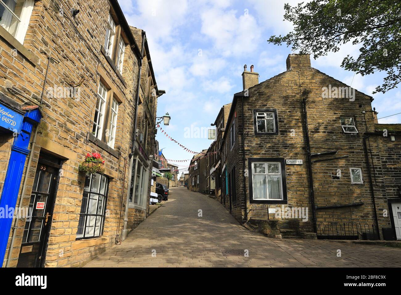 Die Aussicht auf die gepflasterte Hauptstraße in Haworth, West Yorkshire. Haworth war die Heimat der Bronte Schwestern und ist ein beliebtes Touristenziel. Stockfoto