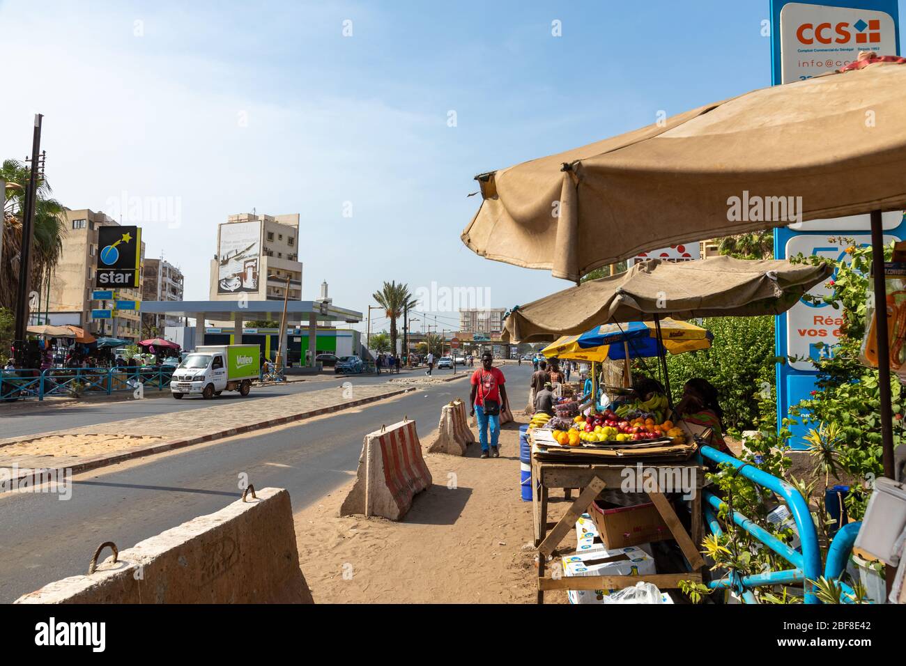 DAKAR, SENEGAL - 11. NOVEMBER 2019: Menschen arbeiten und Verkehr in Senegal Hauptstadt Dakar, Westafrika. Stockfoto