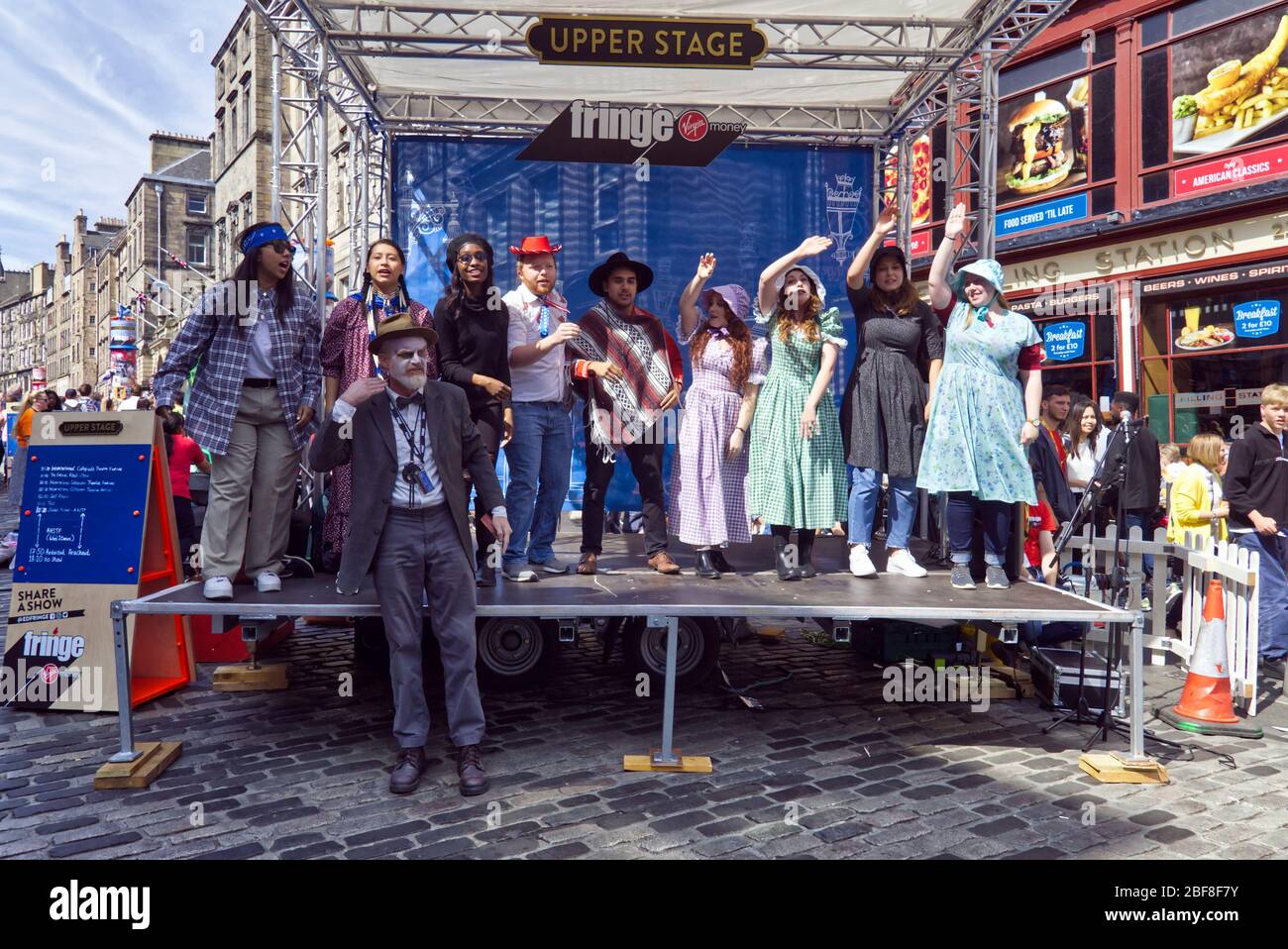 Die Gravel Road Show Gruppe auf der oberen Bühne am Edinburgh Festival Fringe 2019 in der Royal Mile in Edinburgh Schottland Großbritannien Stockfoto