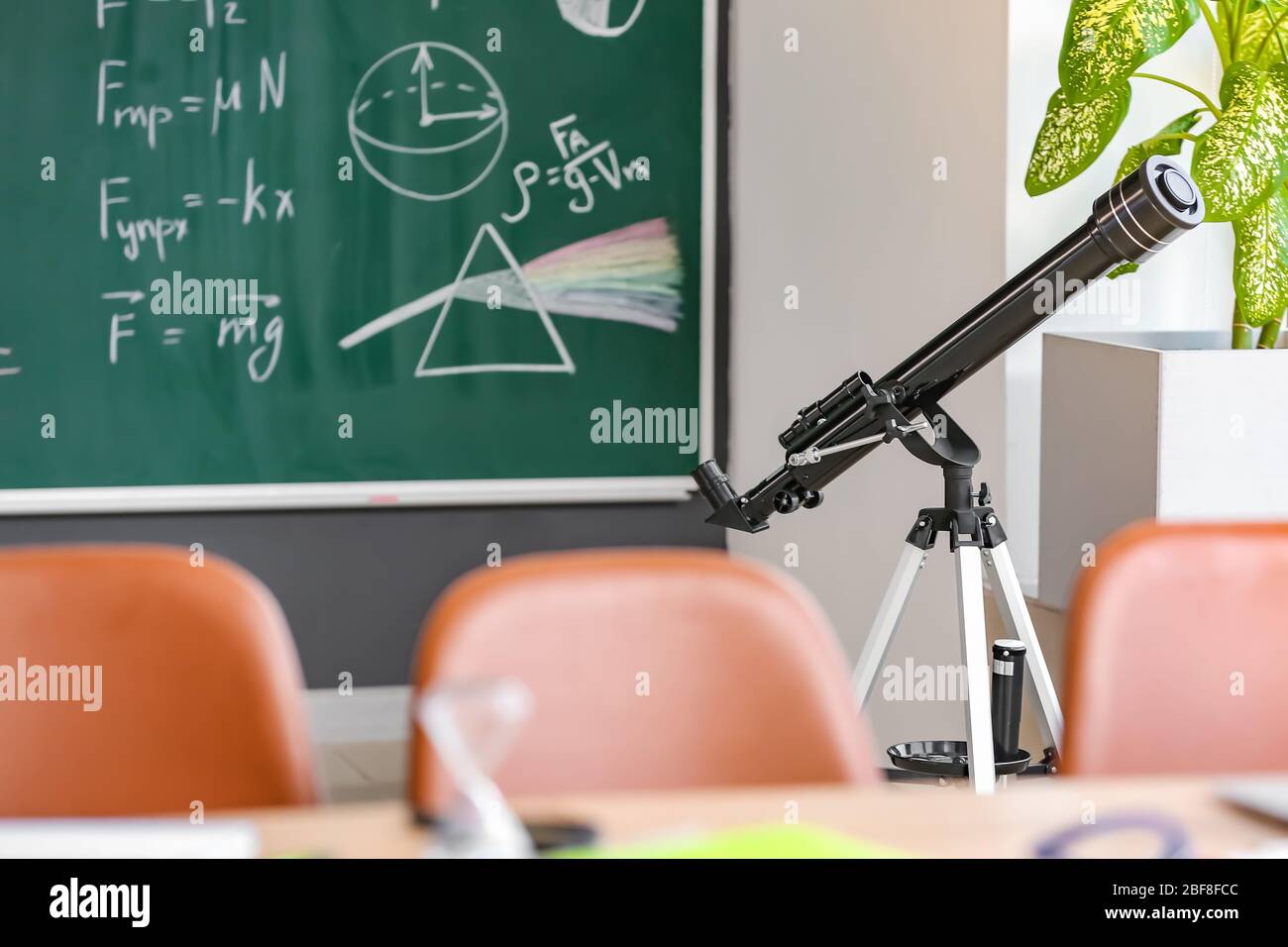 Teleskop im Klassenzimmer der modernen Schule Stockfoto