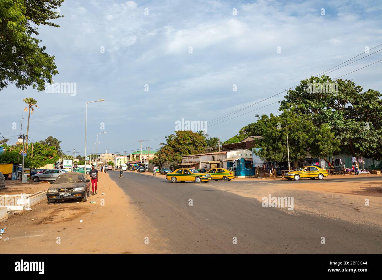 BAKAU, GAMBIA, 18. NOVEMBER 2019: Typische Kleinstadt in Gambia. Bakau. Stockfoto