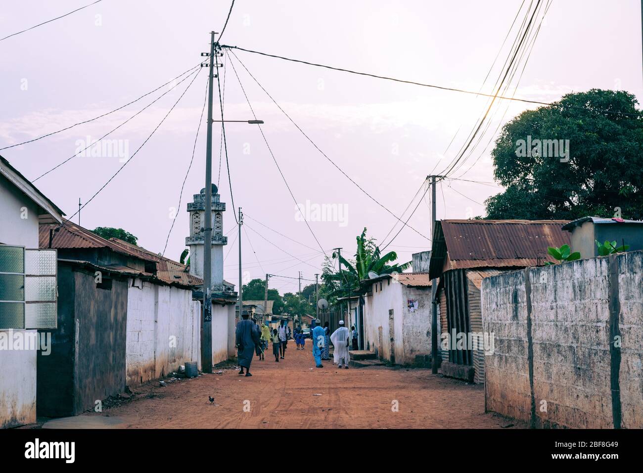 BAKAU, GAMBIA, 18. NOVEMBER 2019: Typische Kleinstadt in Gambia. Bakau. Stockfoto