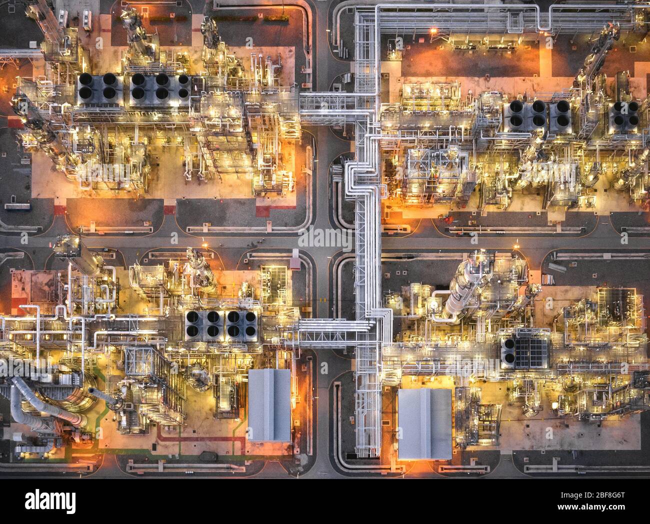 Luftaufnahme der Ölraffinerie-Anlage in der Dämmerung. Raffinerie Industriezone. Rohöl und Gas Raffinerie in Thailand Stockfoto