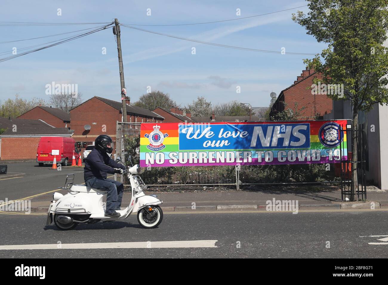 Ein Schild im loyalistischen Dorfgebiet von South Belfast, vor dem City Hospital, das No Surrender to Covid-19 lautet. Stockfoto