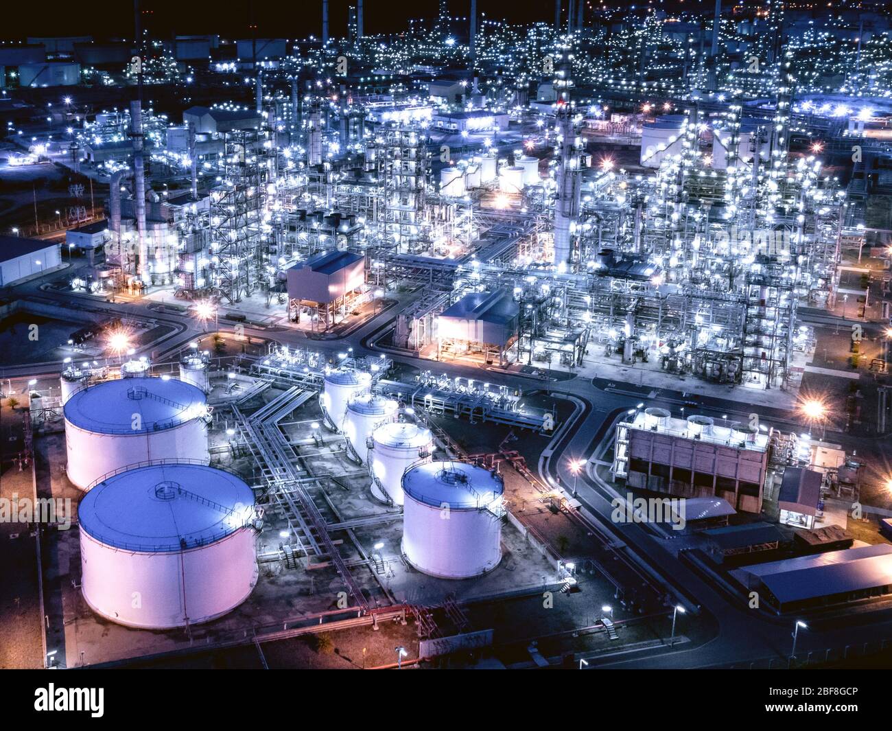 Große Industriegebiete der Ölraffinerie. Kraftstoffraffinerie in der Nacht Stockfoto