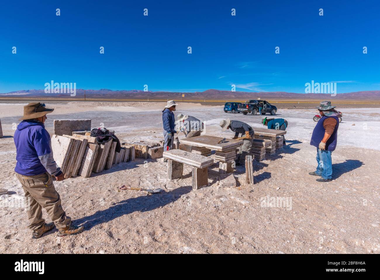 Arbeiter, die Tische und Bänke aus Salzblöcken bilden, Salinas Grandes entlang der N52, östlich von Susques, Höhe (3400m), Argentinien, Lateinamerika Stockfoto