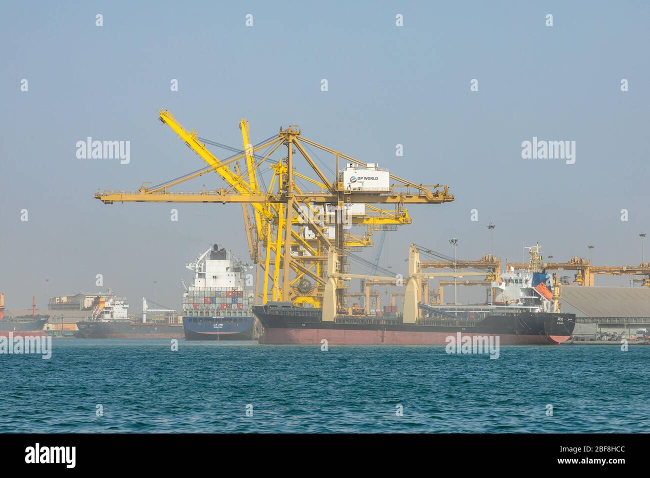 DAKAR, SENEGAL - 11. NOVEMBER 2019: Marinehafen in Dakar, Senegal. Westafrika. Stockfoto