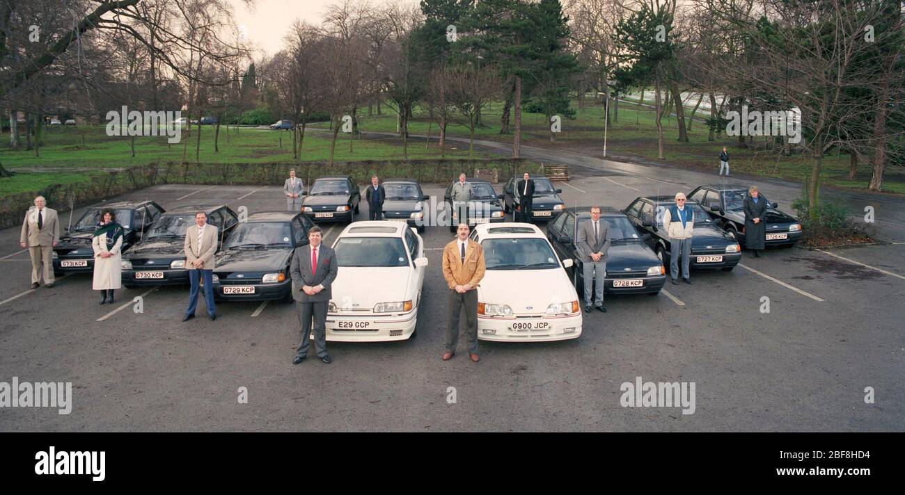 1989, Verkaufsteam mit Ford Company Autos, Nordengland, Großbritannien Stockfoto