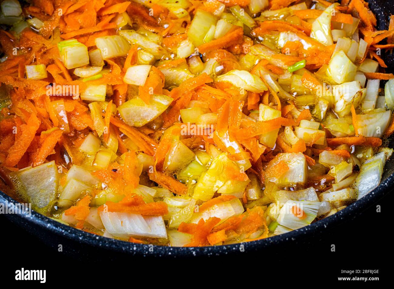 Gedünstetes Gemüse in einer Pfanne. Garvorgang. Vegane Speisen ...