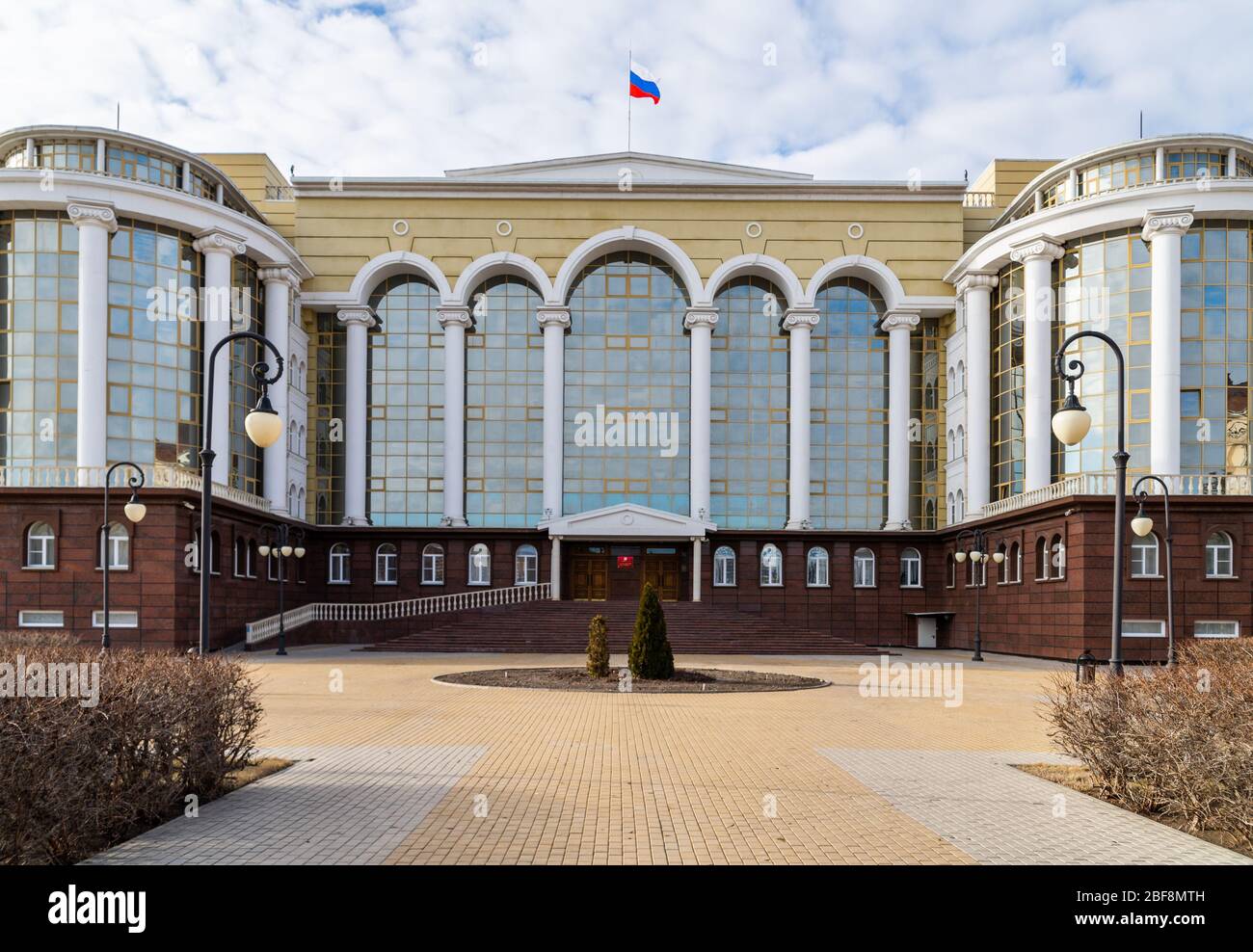 Astrachan, Russland - 17. Februar 2020: Bau des regionalen Staatsgerichts im Zentrum der Stadt. Stockfoto