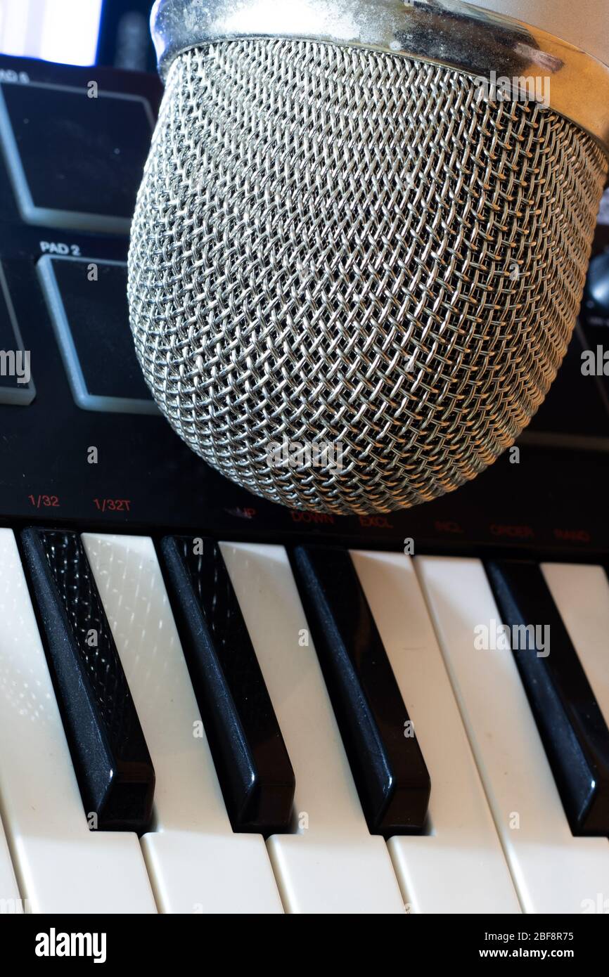 Vertikale Aufnahme des Musikstudios mit professionellem Mikrofon und Synth-Tastatur Stockfoto