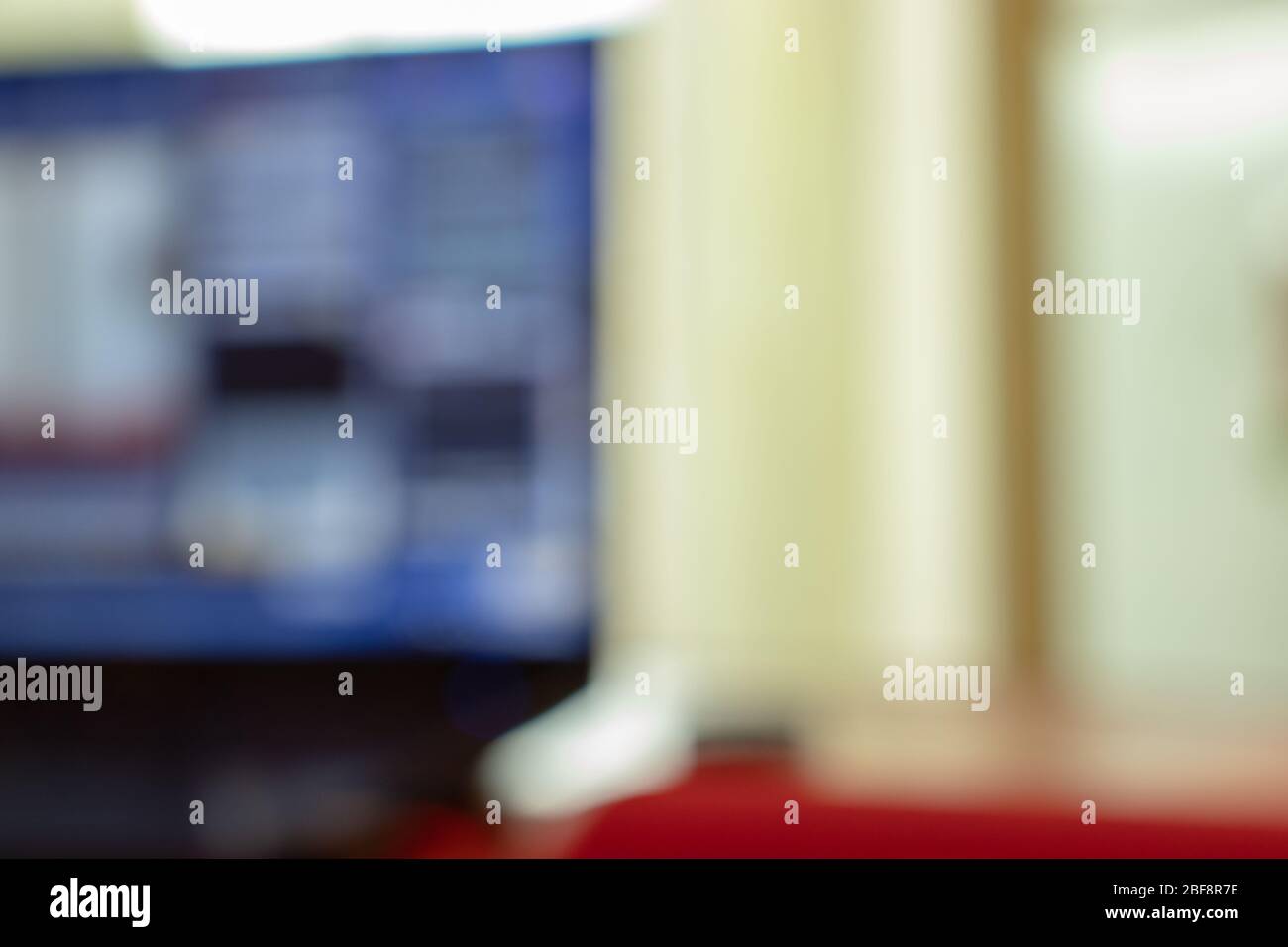 Unscharf verschwommener Desktop-Hintergrund mit Laptop-Bildschirm. Kopieren Raum Büro Stockfoto