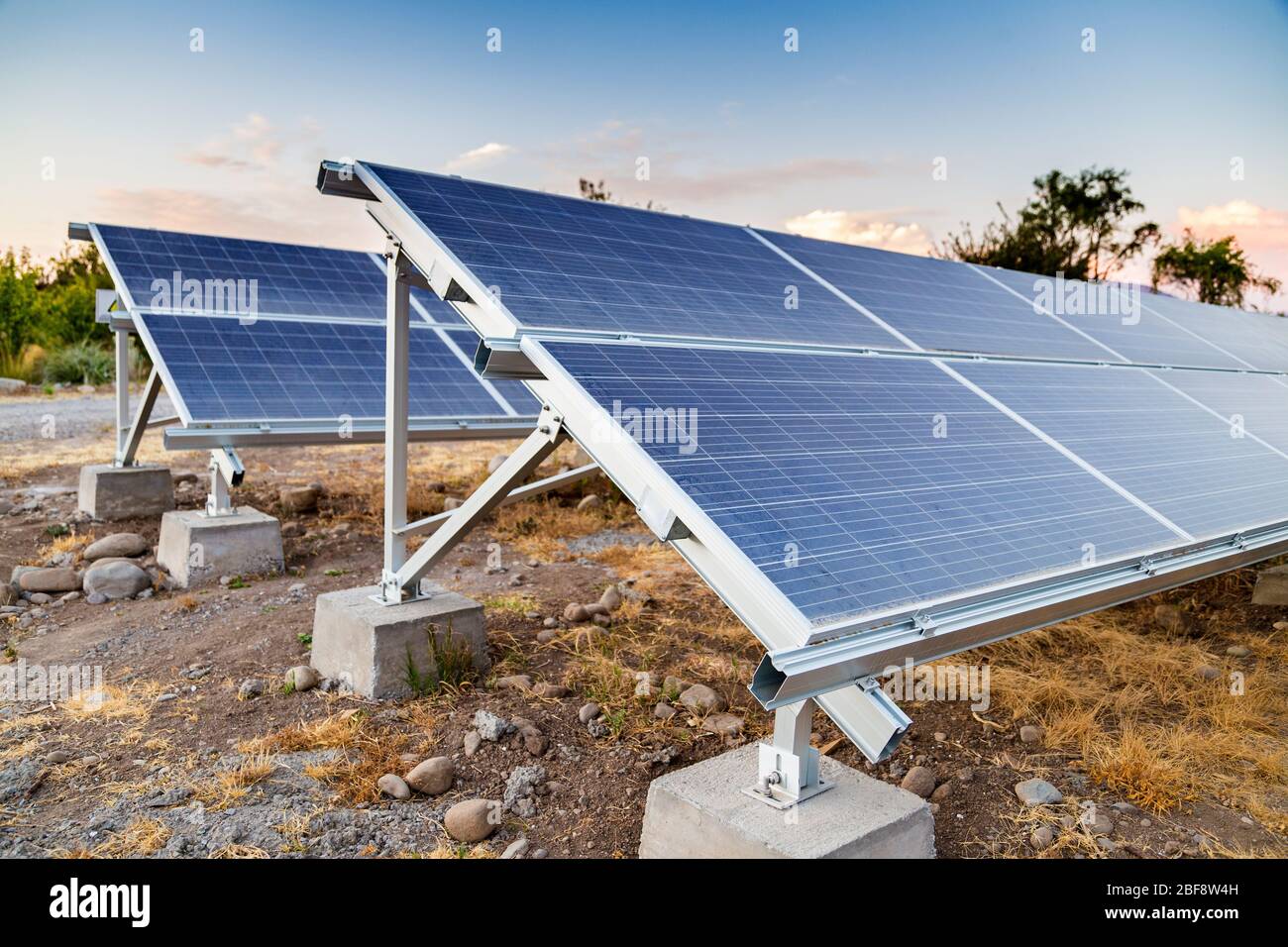 Sonnenkollektoren in der Wüste. Ökologischer Stromerzeuger. Alternative Energiequelle. Photovoltaik. Strom. Erneuerbare Energie Stockfoto