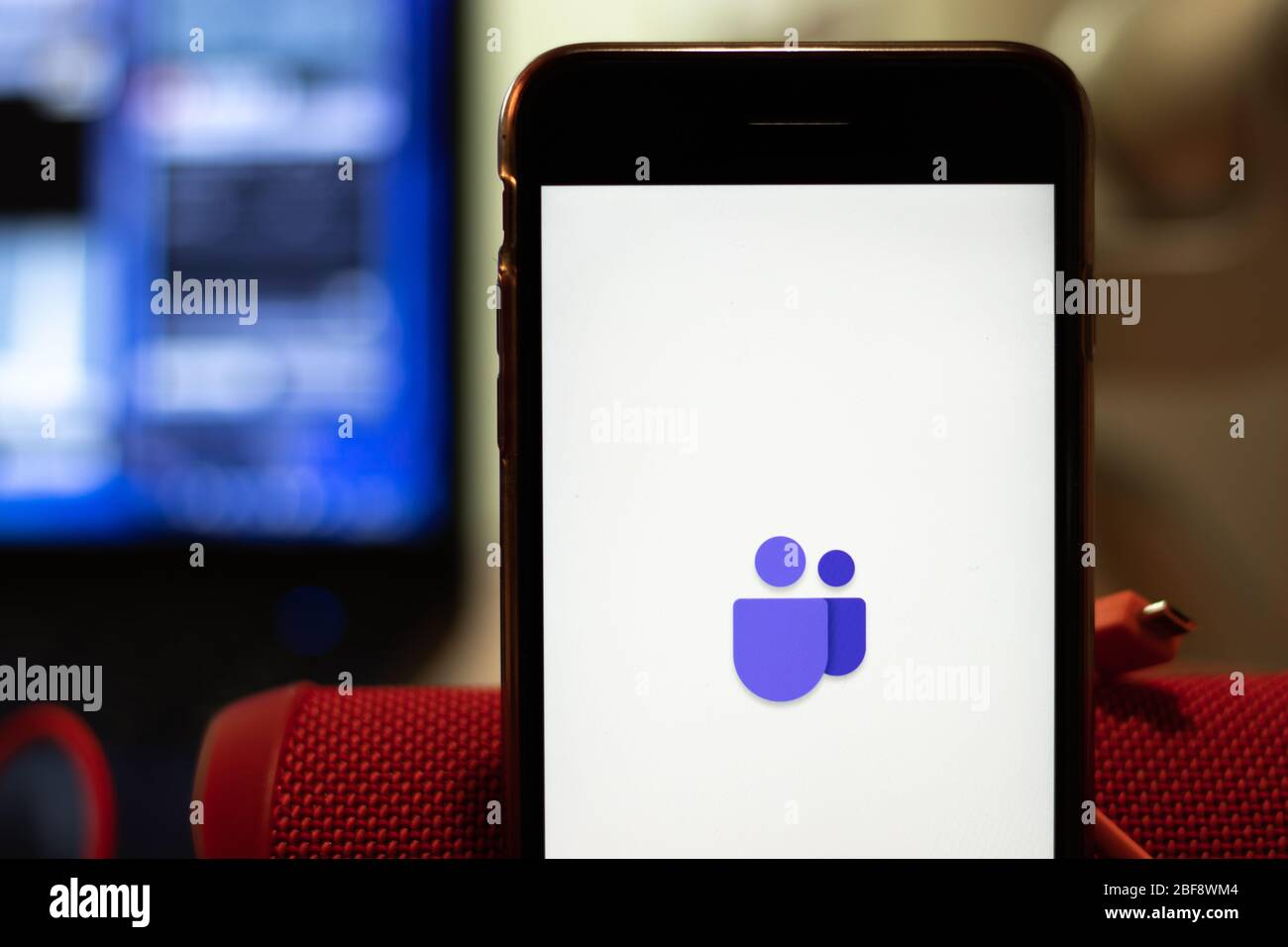 Los Angeles, Kalifornien, USA - 16. April 2020: Microsoft Teams Logo auf dem Bildschirm Nahaufnahme. App Store-Symbol auf dem Display des Telefons sichtbar, illustrative Editorial Stockfoto