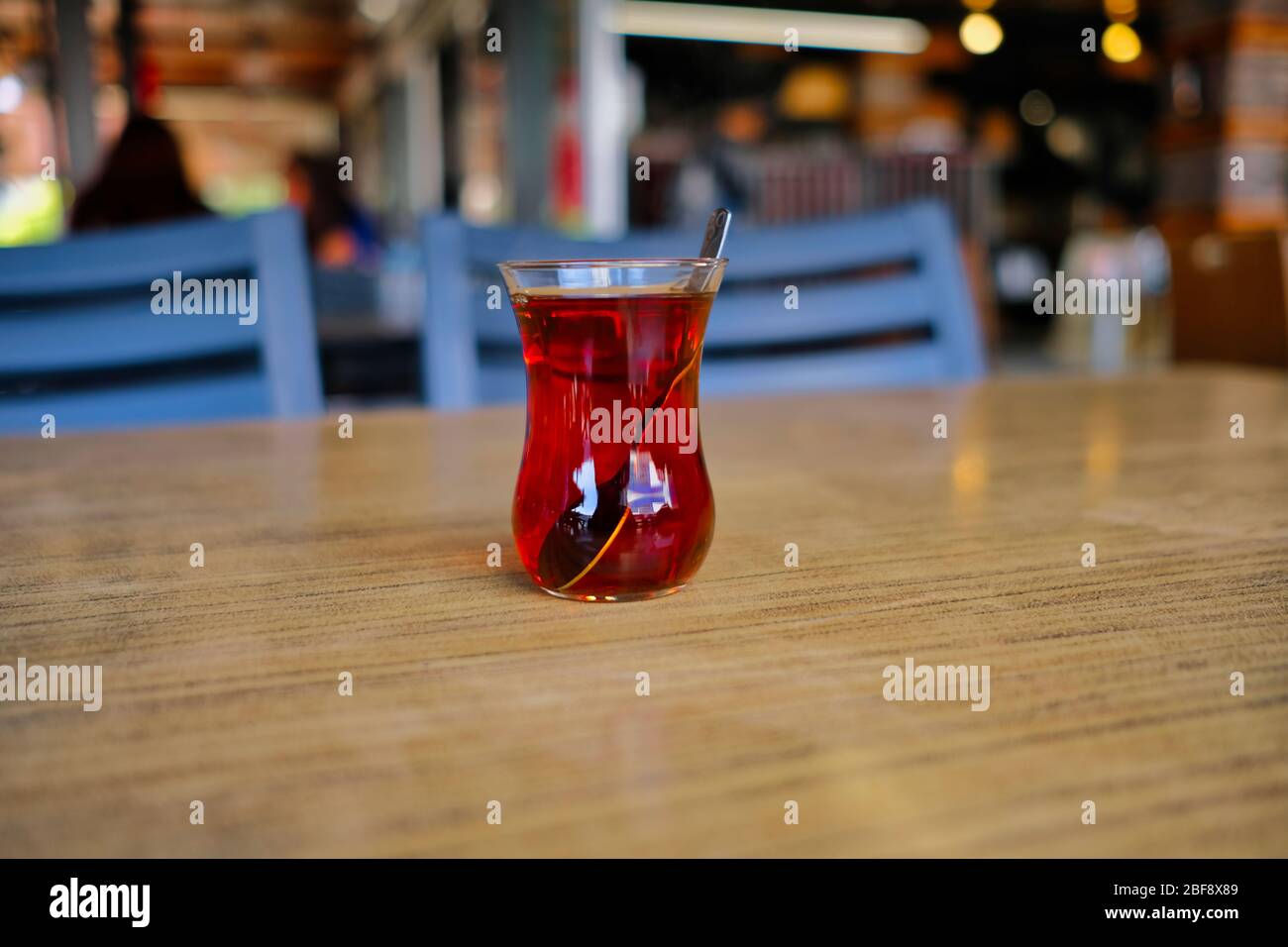 Traditionellen türkischen Tee auf hölzernen Tisch Stockfoto