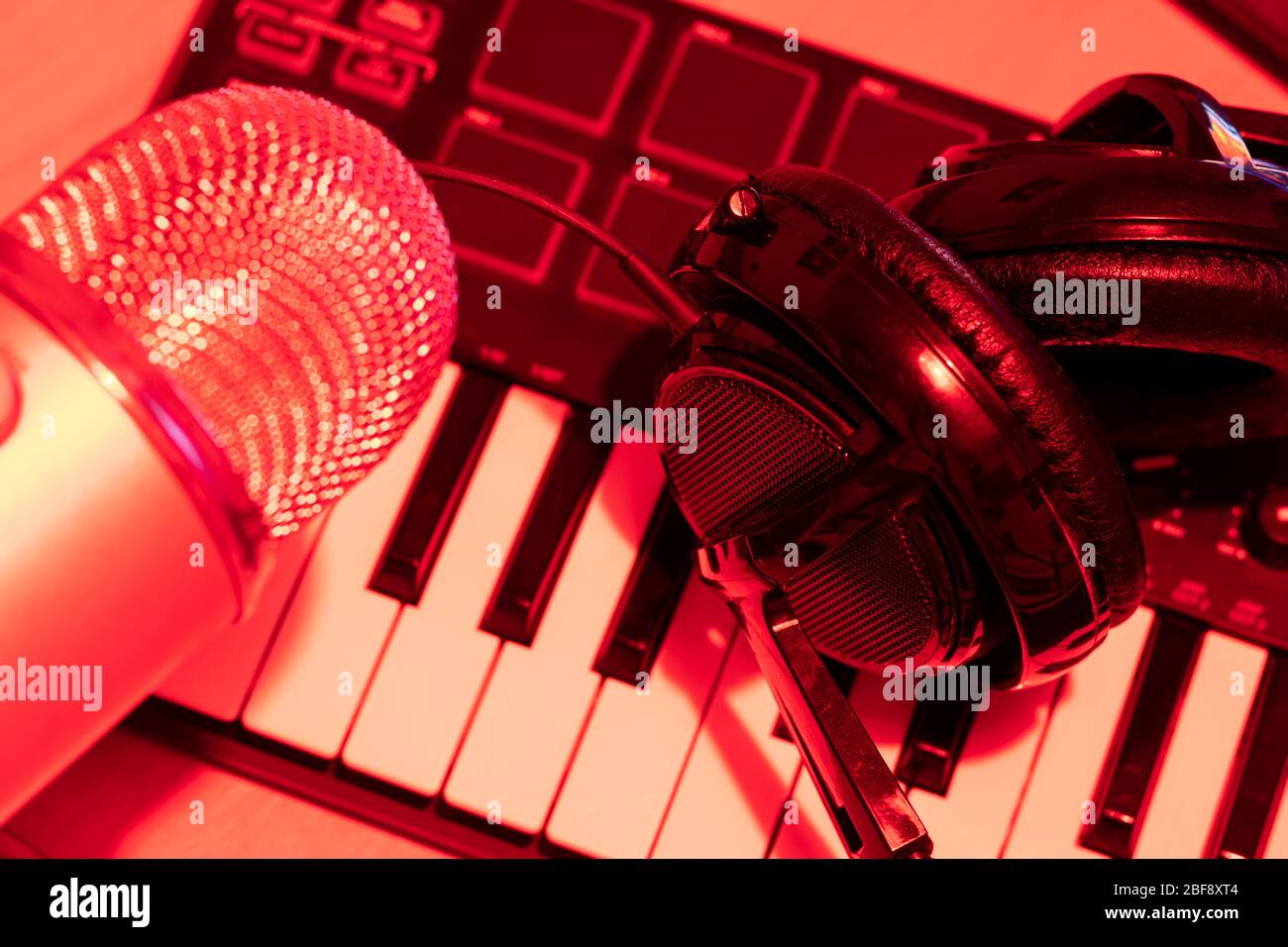 Pro Audiogeräte. Synth Midi Piano Keyboard, Kondensator Mikrofon und Kopfhörer. Material für Musik oder Podcast-Ausrüstung Stockfoto