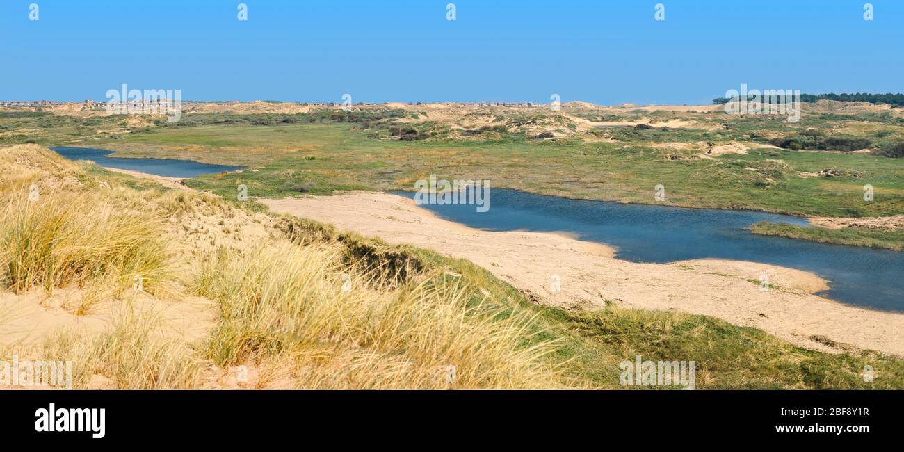 Ainsdale Sand Dunes National Nature Reserve, Formby, Lancashire, Nordwestküste, Großbritannien. Panoramablick auf Dünen und Schlucken, Teiche. Helle Sonne. Stockfoto