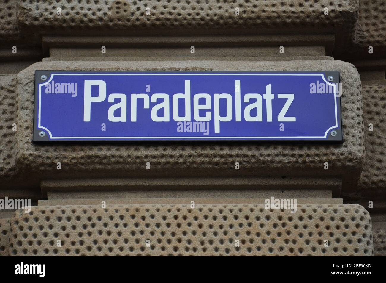 Straßenschild am Paradeplatz am Gebäude der Credit Suisse in Zürich, Schweiz. Einer der berühmten Stadtplatz der Welt. Stockfoto