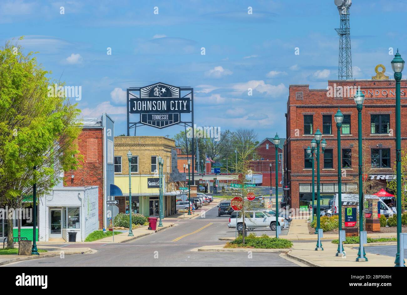 Johnson City, Tennessee - 5. April 2020: Unterschlupf in menschenleeren Straßen von Johnson City in Tennessee. Stockfoto