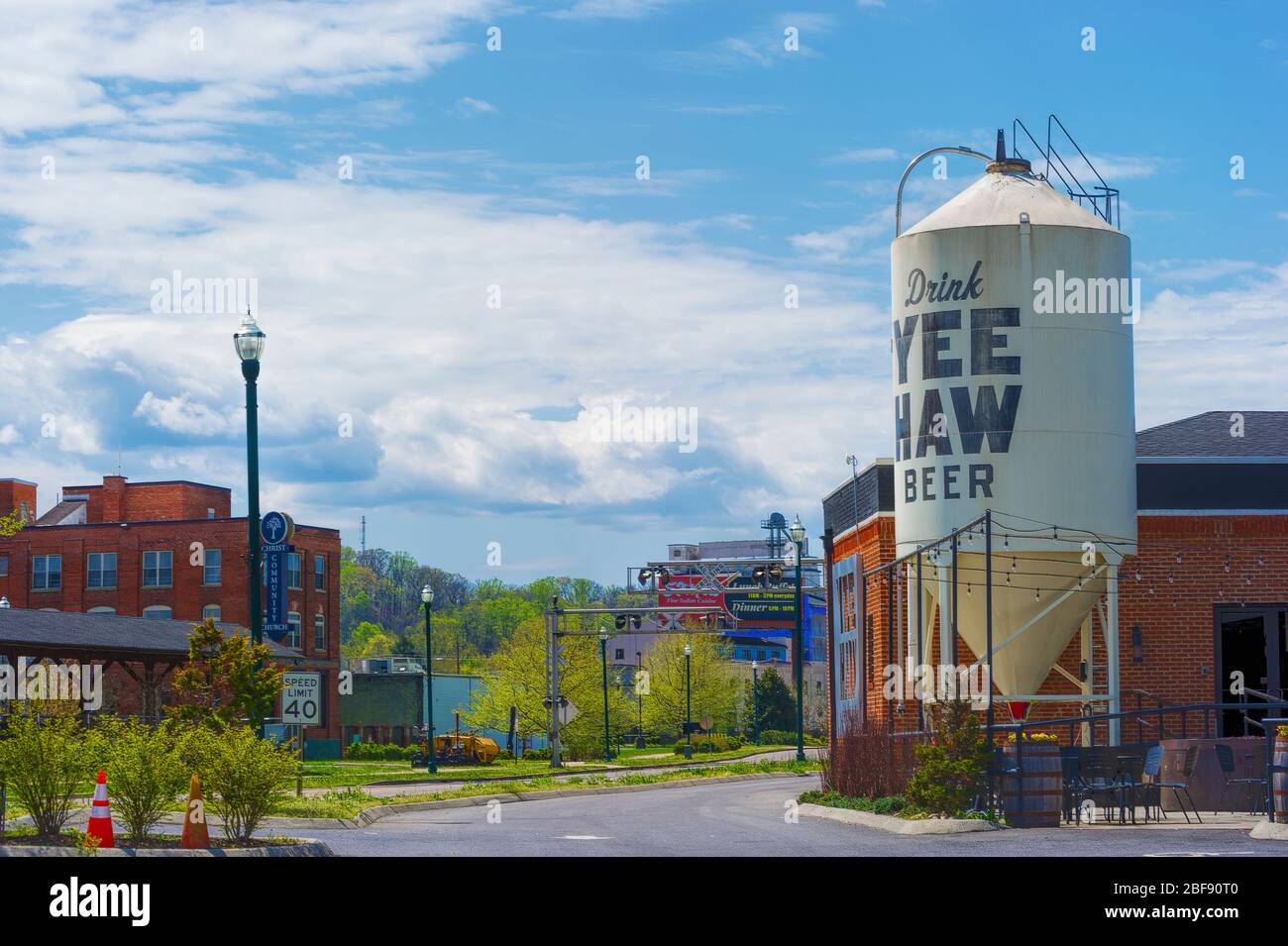Johnson City, Tennessee - 5. April 2020: Unterschlupf in menschenleeren Straßen von Johnson City in Tennessee. Stockfoto