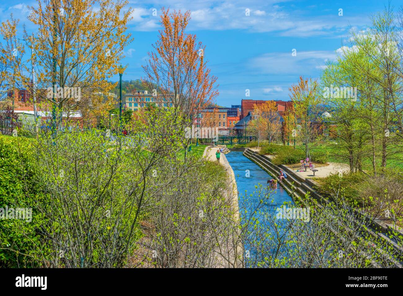 Johnson City, Tennessee, USA - 5. April 2020: Menschen, die an einem sonnigen Tag im Johnson City Park soziale Distanz praktizieren. Stockfoto
