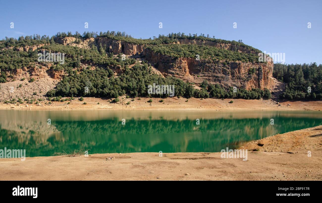 Naturpanorama mit dem See Lac de Tislit in den Bergen während des Sturms, Marokko, Afrika Stockfoto